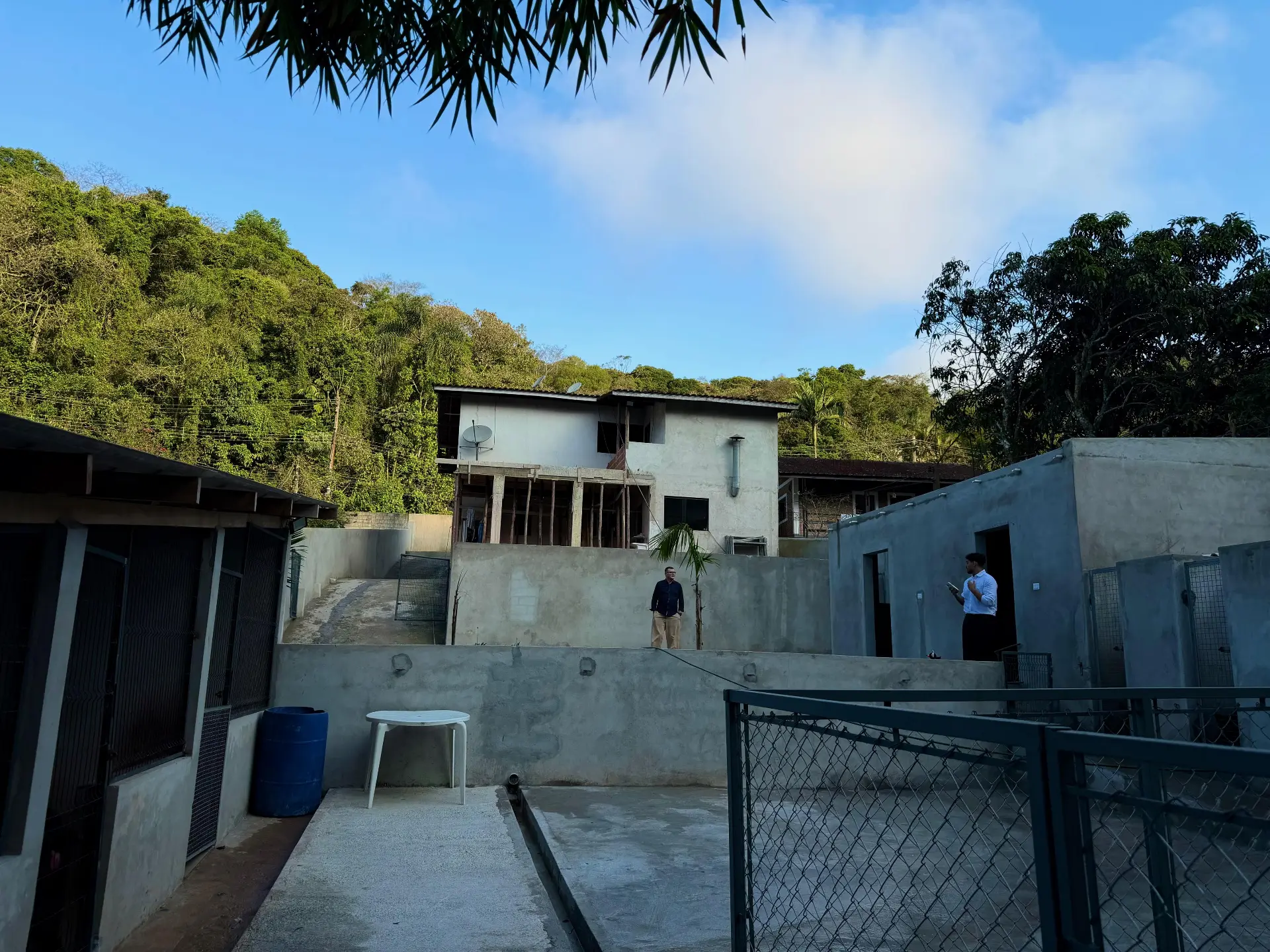 Área interna do canil com baias e estruturas em acabamento